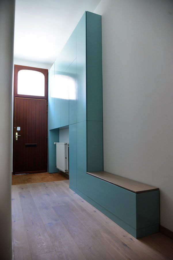 En wallonie, un ébéniste crée des vestiaires avec du mdf écologique mit en peinture